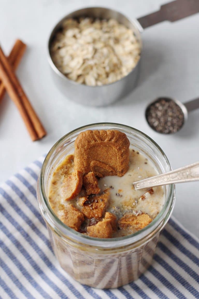 gingerbread overnight oats with biscoff