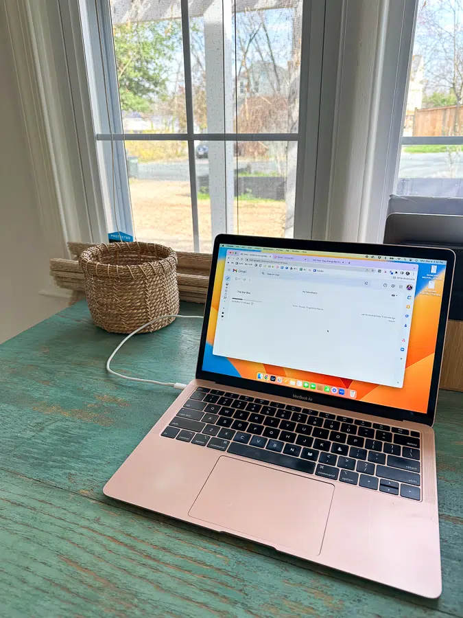 Cottage Living workstation