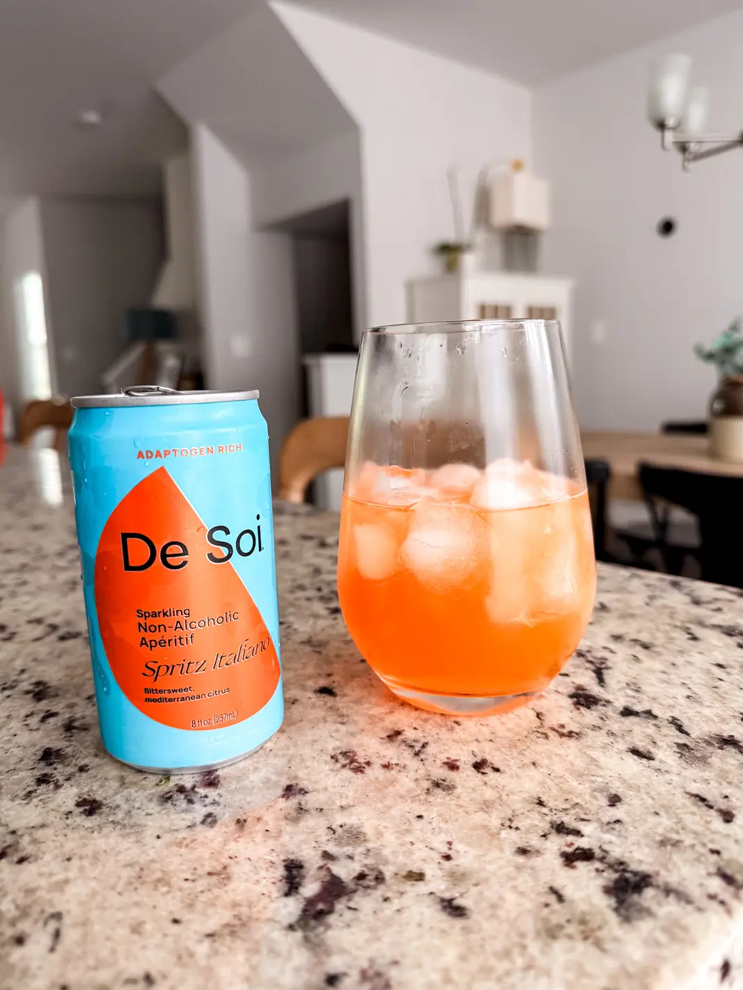 Lata de aperol spritz sem álcool De Soi com um pouco em uma taça de vinho com gelo