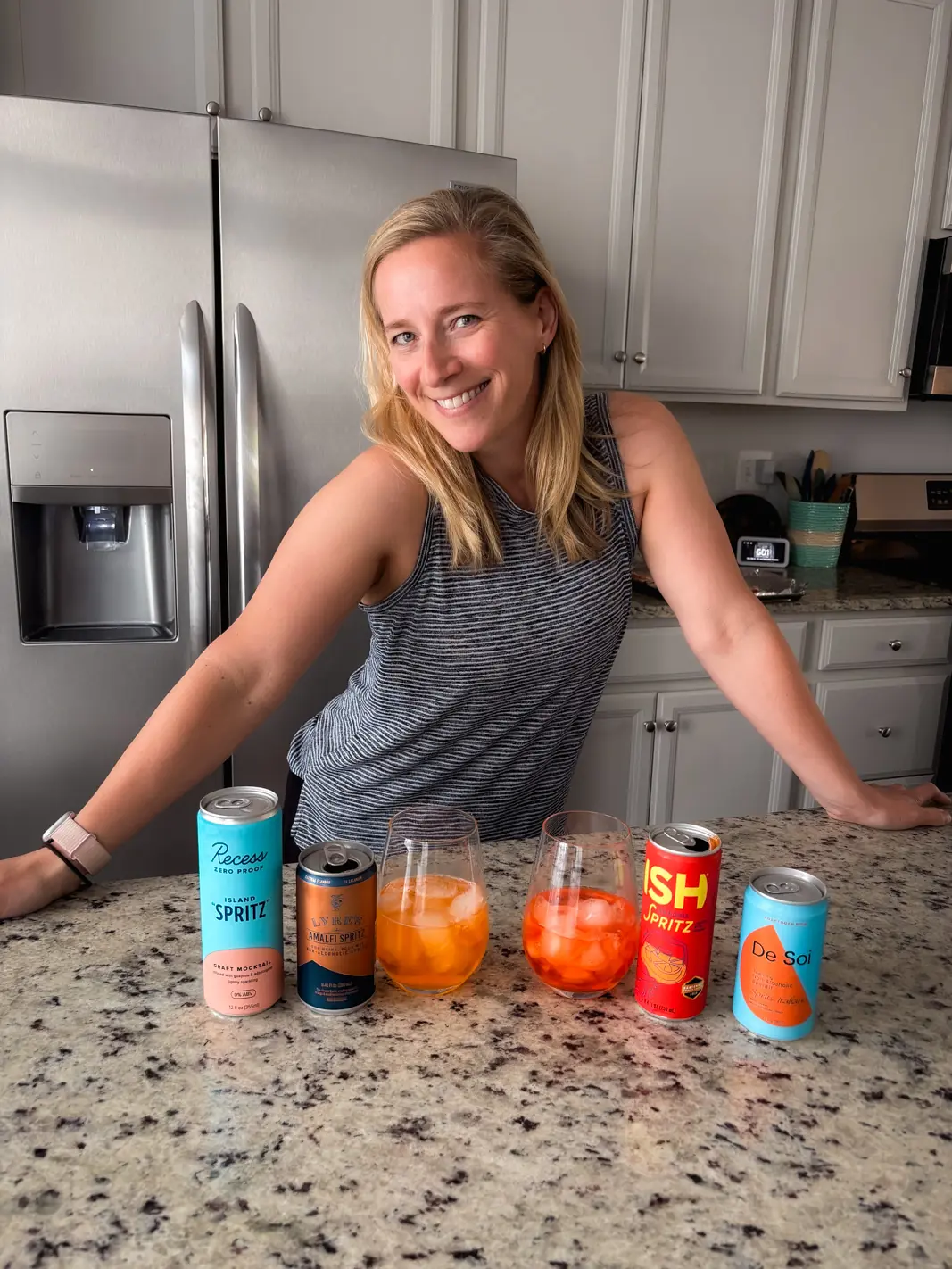 Kath em sua cozinha com uma variedade de spritzes de aperol sem álcool no balcão