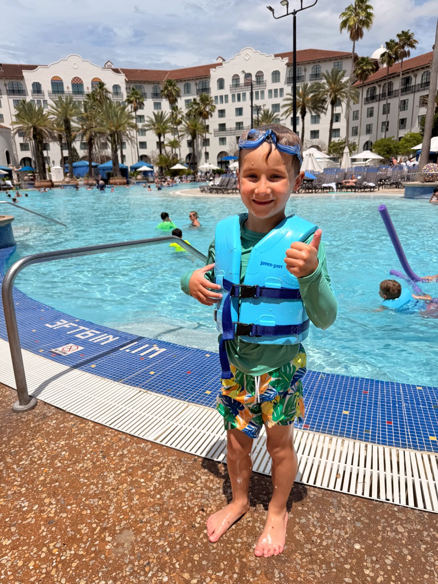 Birch com colete salva-vidas na piscina do Hard Rock